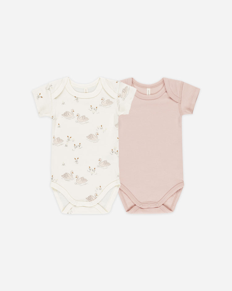 Quincy Mae Short Sleeve Bodysuit 2 Pack In Swans and Bubblegum Quincy Mae Short Sleeve Bodysuit 2 Pack In Swans and Bubblegum